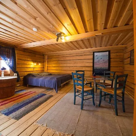Luomajarven Hevoskievari Farm stay Karhoinen